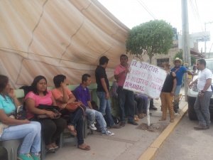Tlapa. 28/01/2016. Trabajadores del IEEJACG en su plantón en demanda de su quincena. Foto: Antonia Ramírez