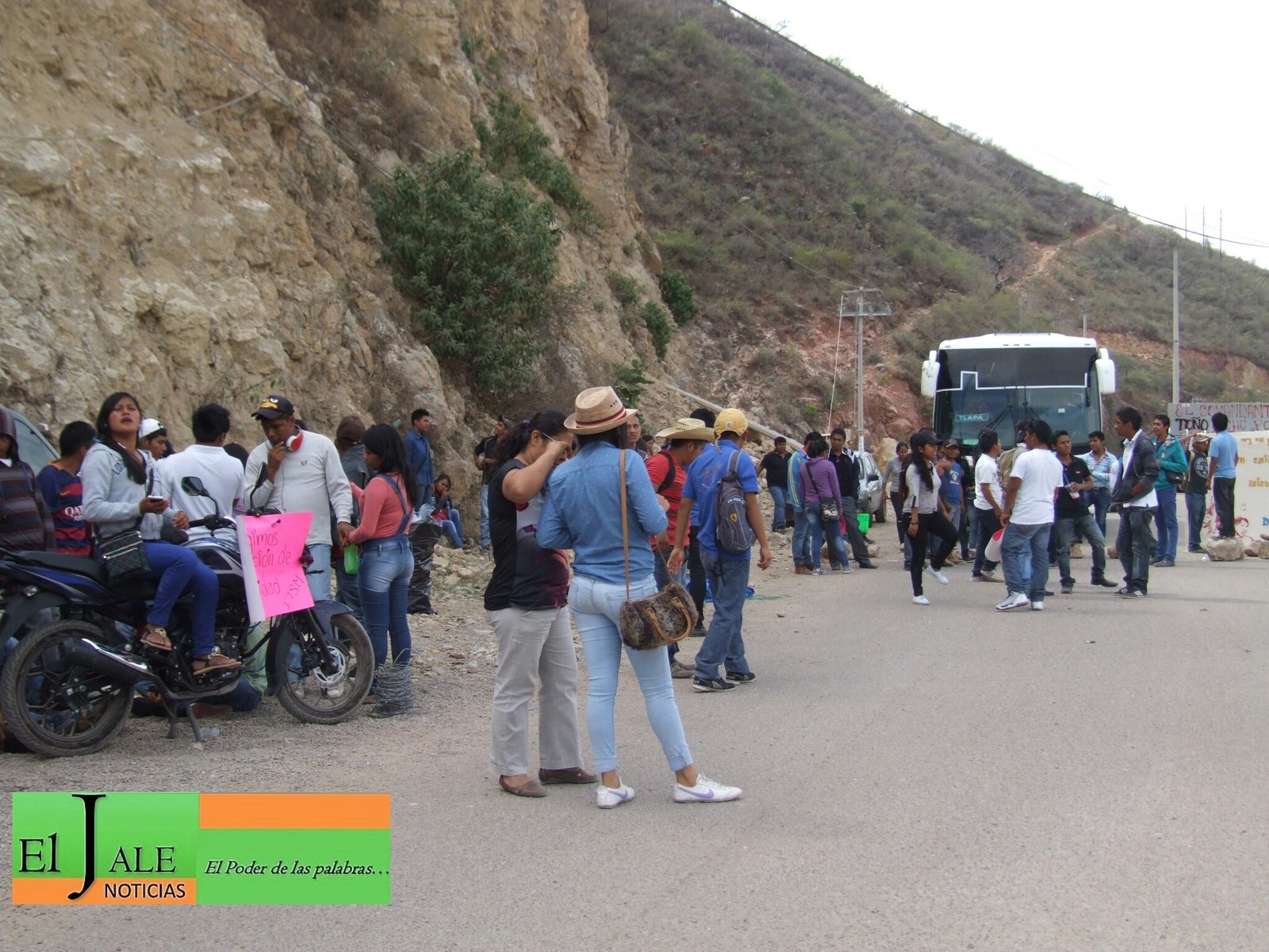 Tlapa.29/02/Estudiantes del ITSM bloquean la carretera Tlapa-Chilapa piden que la SEG los atienda. Foto: Antonia Ramírez