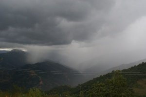 Montaña lluviosa en noviembre