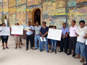 Pueblos indígenas exigen derechos, en corredor de ayuntamiento de Tlapa