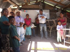 Padres y niños de la primaria Raúl Isidro Burgos en lo que es un salón sin techo y con lodo